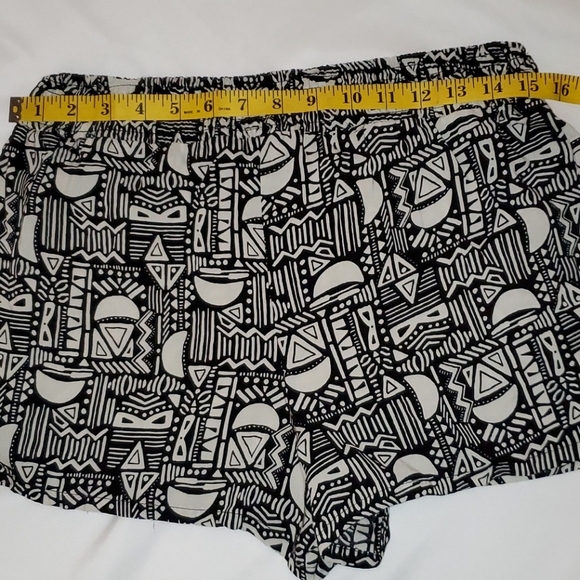 Forever 21 Light Weight Flowy Summer Shorts Black and White 339 - Picture 5 of 6